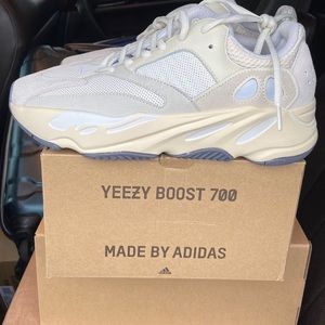 Yeezy 700 analog